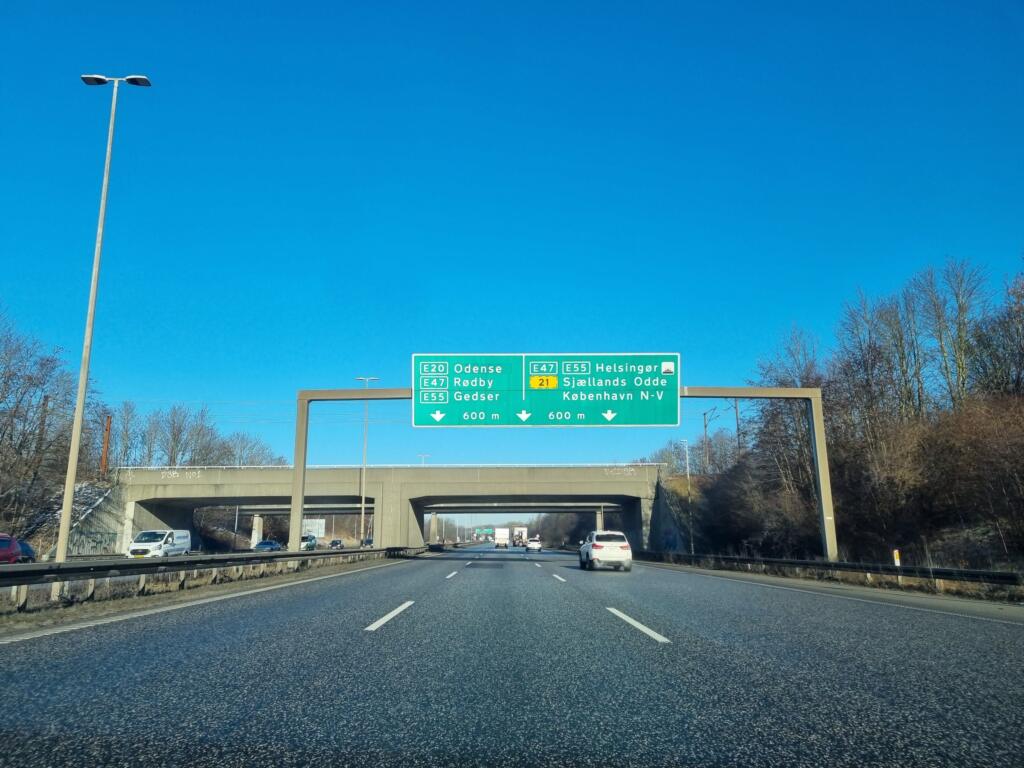 Dänische Autobahnschilder mit E47 nach Rødby und E55 nach Gedser