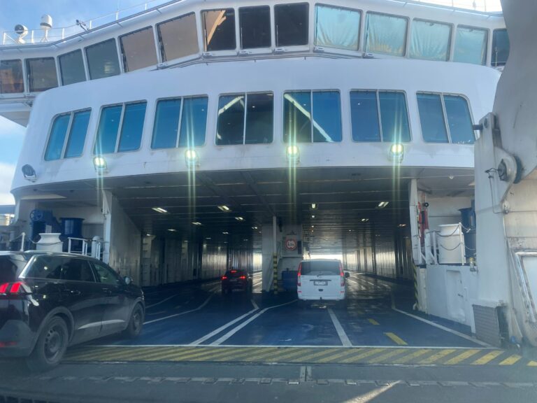Autos fahren über den Bug auf das Fahrzeugdeck der Scandlines-Fähre