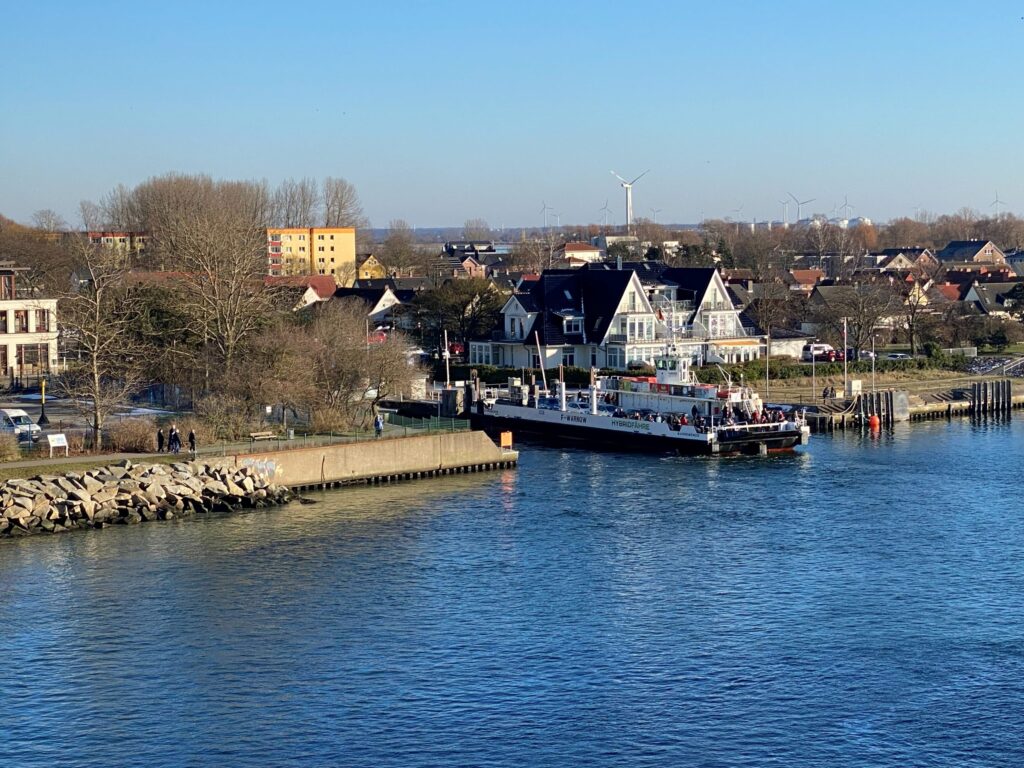 Kleine Hybrid-Autofähre am Anleger Hohe Düne gegenüber von Warnemünde