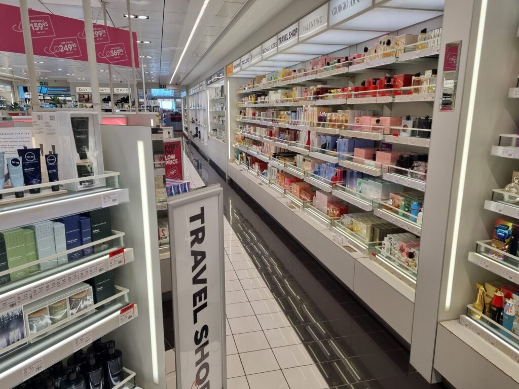 Parfümregal im Travel Shop an Bord der Fähre Berlin