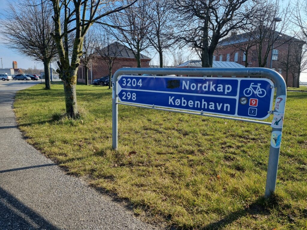 Radwegweiser in Gedser: Nordkap 3204 km, København 298 km
