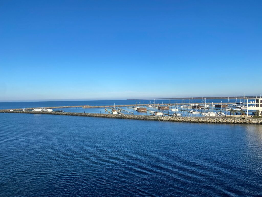 Yachthafen Hohe Düne hinter der Mole, von der Fähre aus gesehen