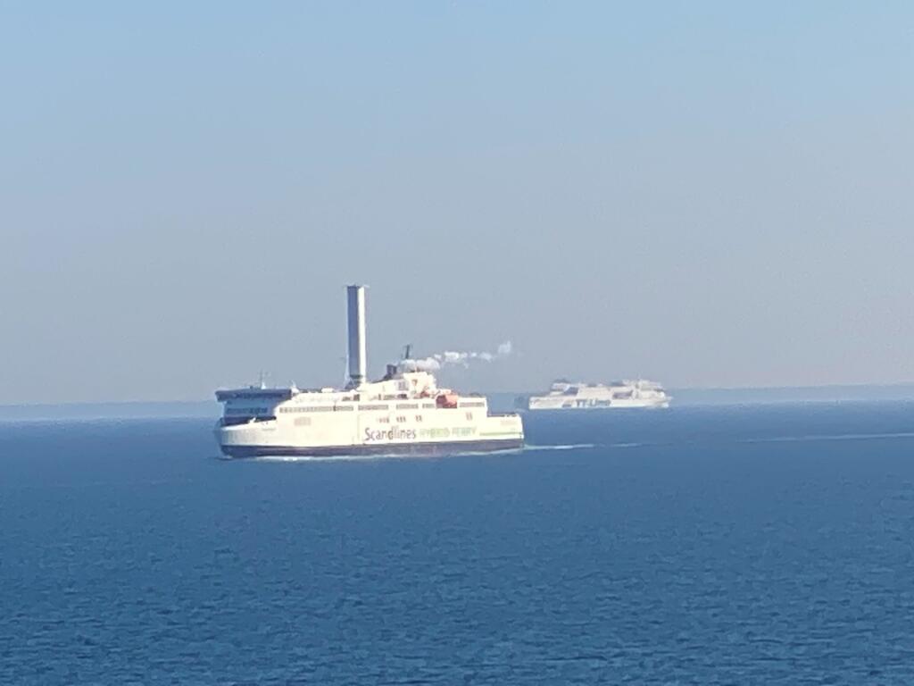 Scandlines-Hybridfähre mit Rotorsegel und ein TT-Line-Schiff auf der Ostsee