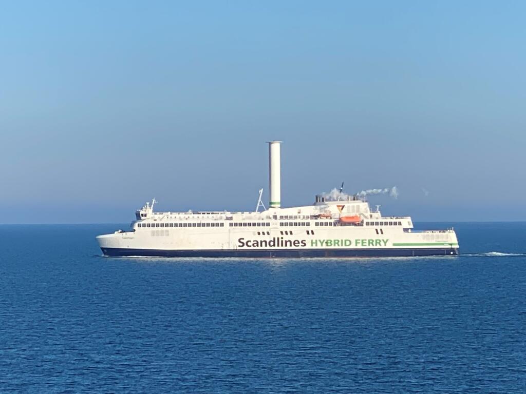 Scandlines-Hybridfähre mit Rotorsegel aus der Nähe auf See