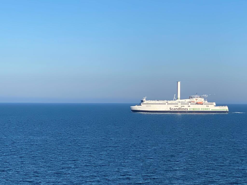 Scandlines-Hybridfähre mit Rotorsegel auf ruhiger Ostsee