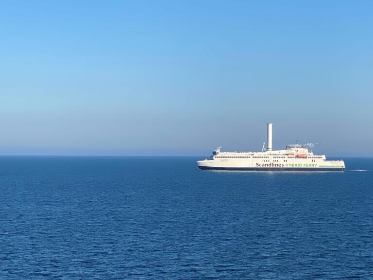 Scandlines-Hybridfähre mit Rotorsegel auf ruhiger Ostsee