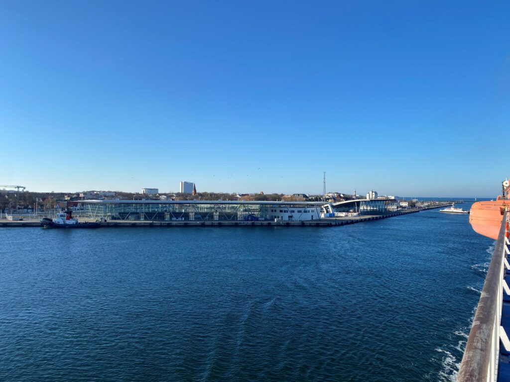Kreuzfahrtterminals und Schlepper am Seekanal in Warnemünde