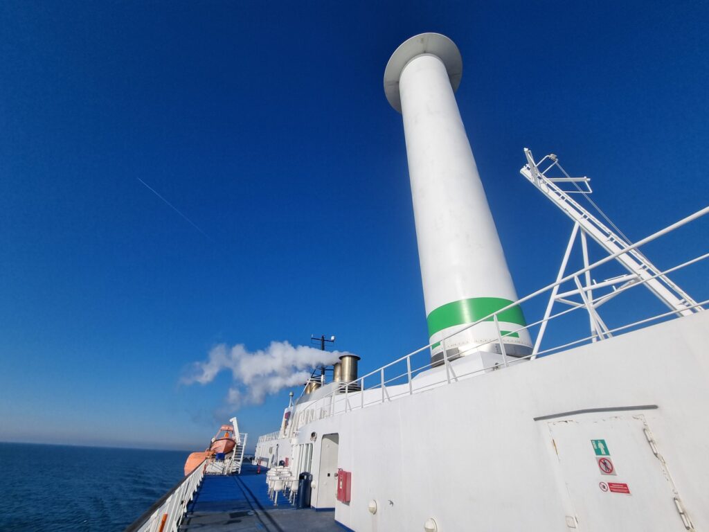 Rotorsejl og skorstene på Scandlines-færgen Berlin under overfarten