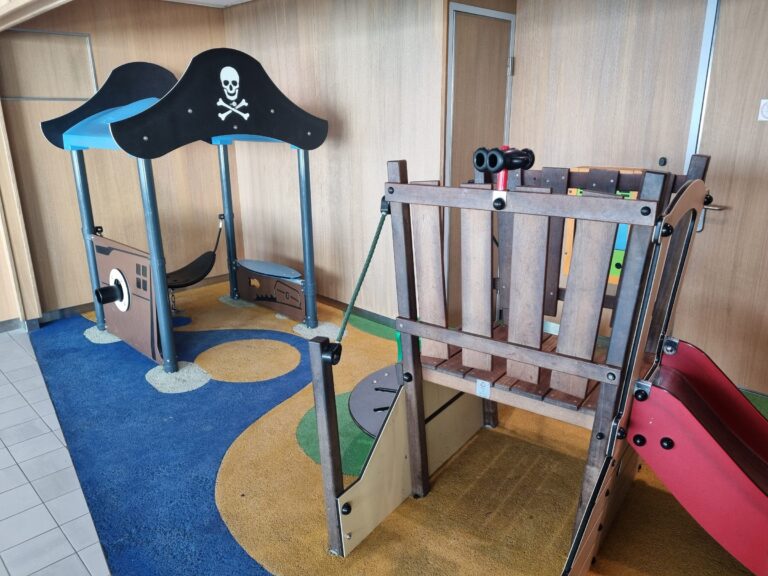 Legeområde for børn i piratstil om bord på færgen