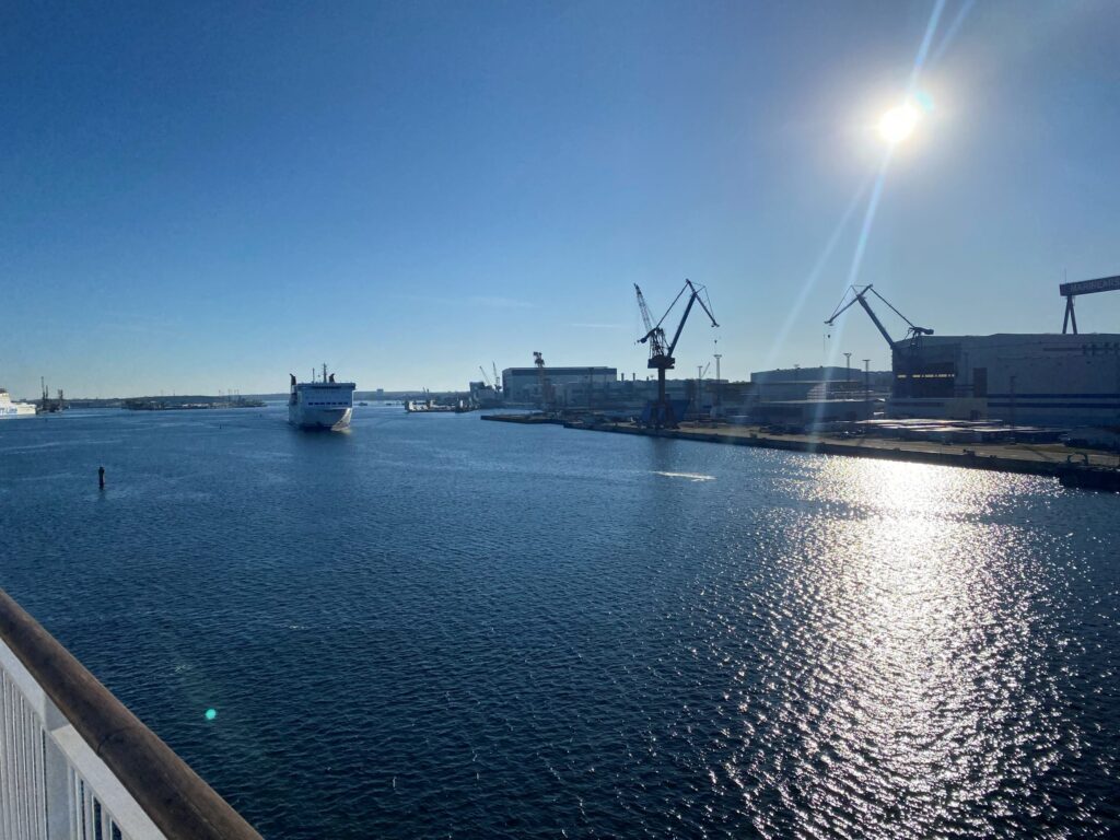 Færgen forlader Rostock forbi værftskranerne ved floden Warnow