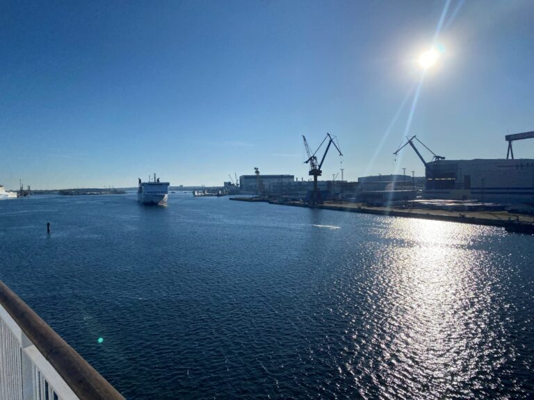 Færgen forlader Rostock forbi værftskranerne ved floden Warnow