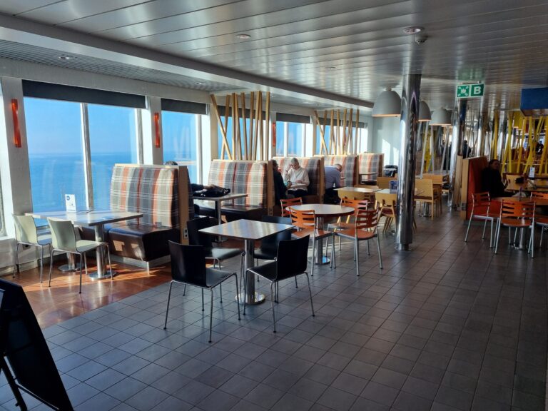 Siddeområde med havudsigt om bord på Scandlines-færgen