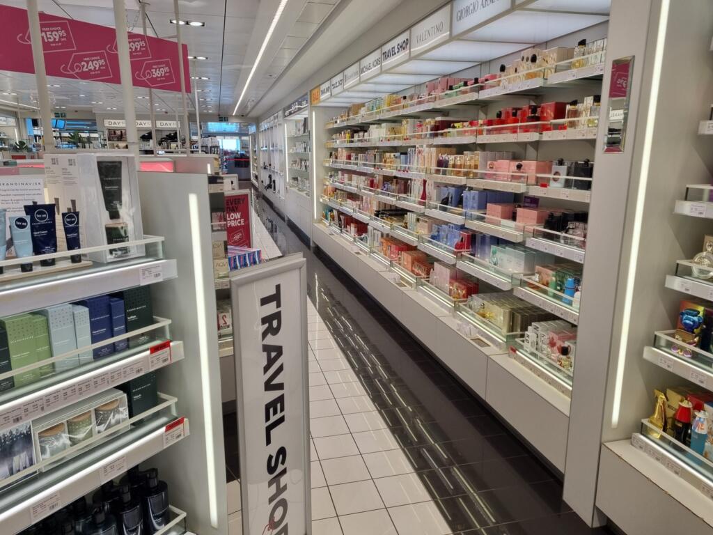 Parfumehylder i Travel Shop om bord på færgen Berlin