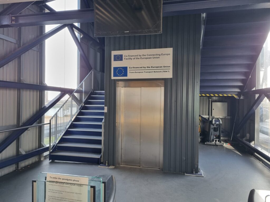 Trappe og elevator op til landgangen for gående i Gedser