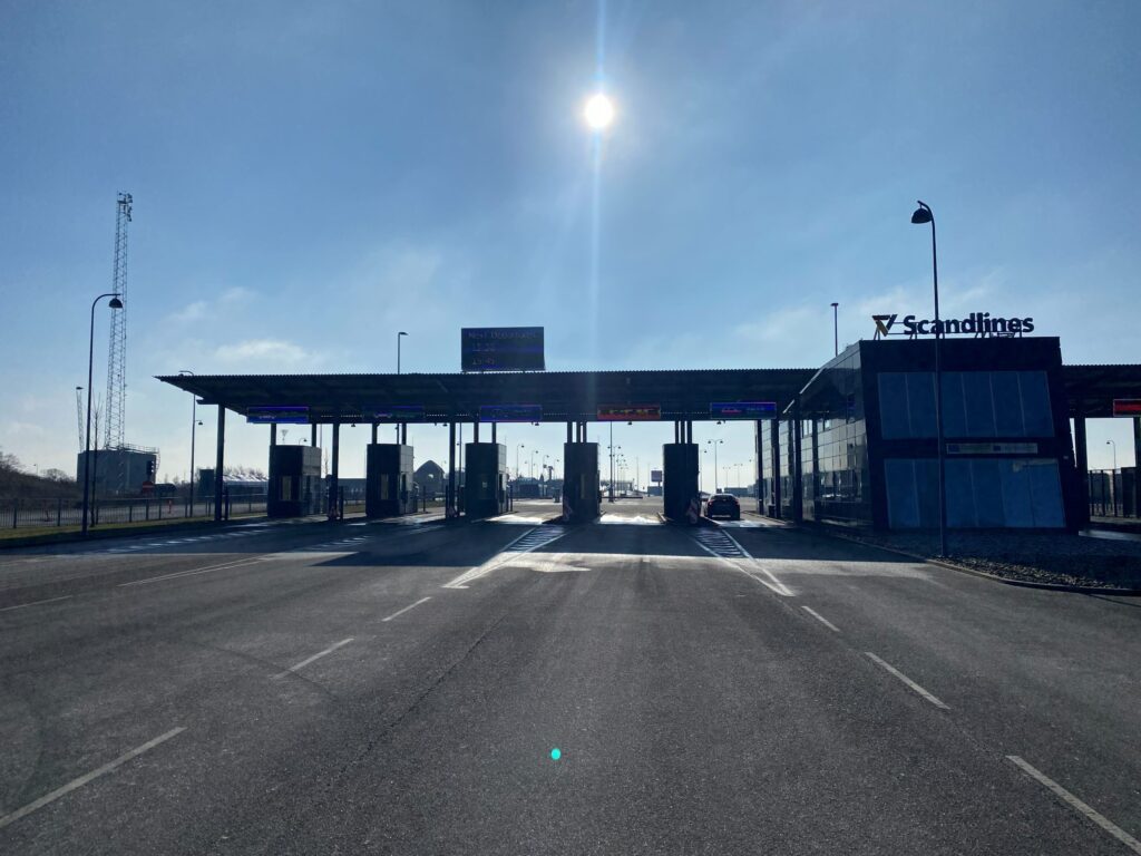 Scandlines' check-in for biler i Gedser med tavle over de næste afgange
