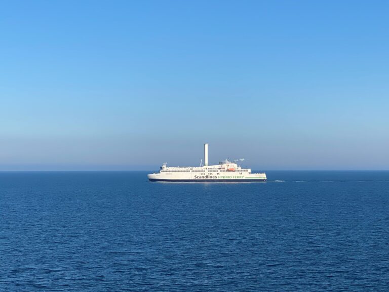 Scandlines hybridfærge med rotorsejl på Østersøen mellem Gedser og Rostock