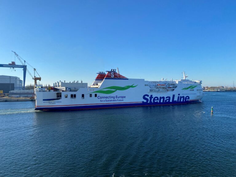 En Stena Line-færge til Trelleborg passerer Warnow-værftet i Rostock