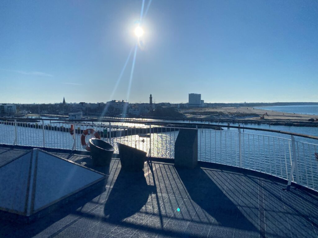 Øverste dæk på færgen med udsigt til fyrtårnet i Warnemünde