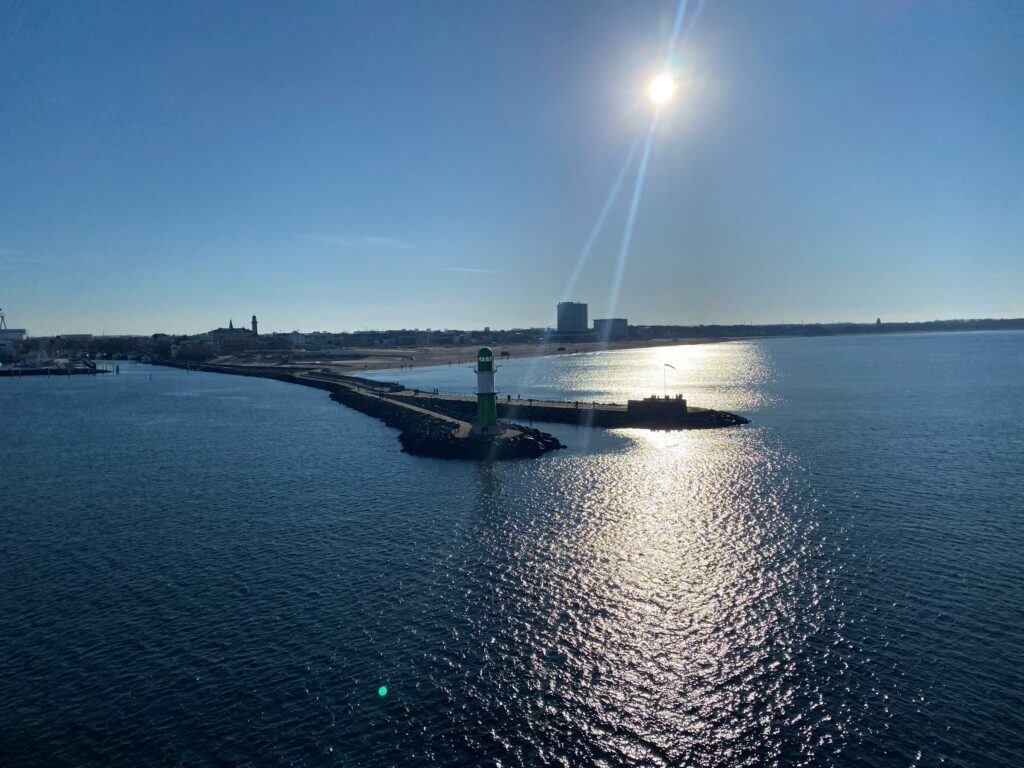 Grønt molefyr i Warnemünde, når færgen sejler ind mod Rostock