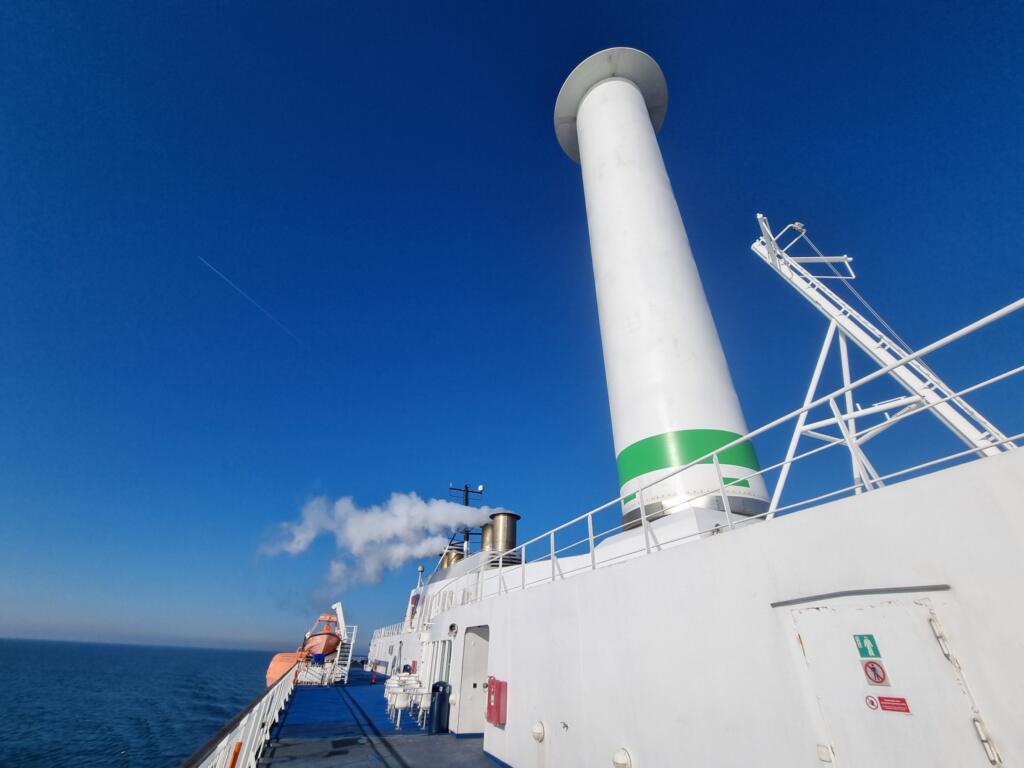 Rotorzeil en schoorstenen van de Scandlines-veerboot Berlin tijdens de overtocht