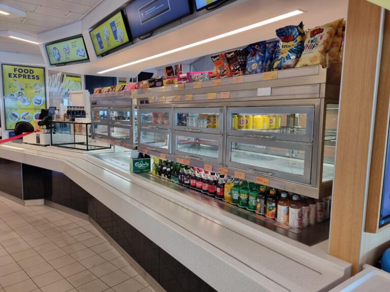 Food Express-balie met snacks en drankjes aan boord