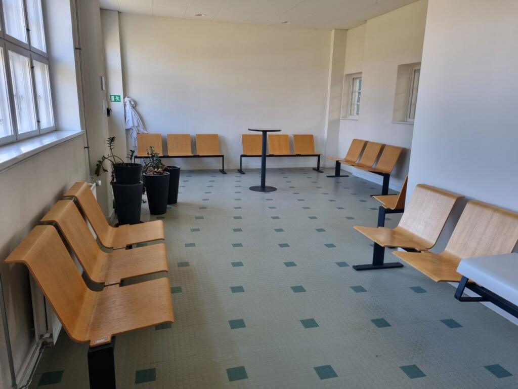 Wachtruimte met banken in de veerterminal van Gedser
