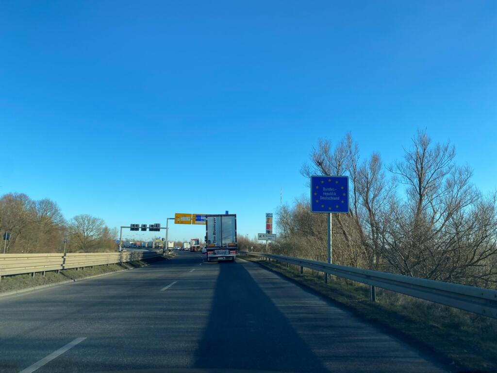 Blauw bord Bundesrepublik Deutschland aan de weg vanaf de veerhaven van Rostock