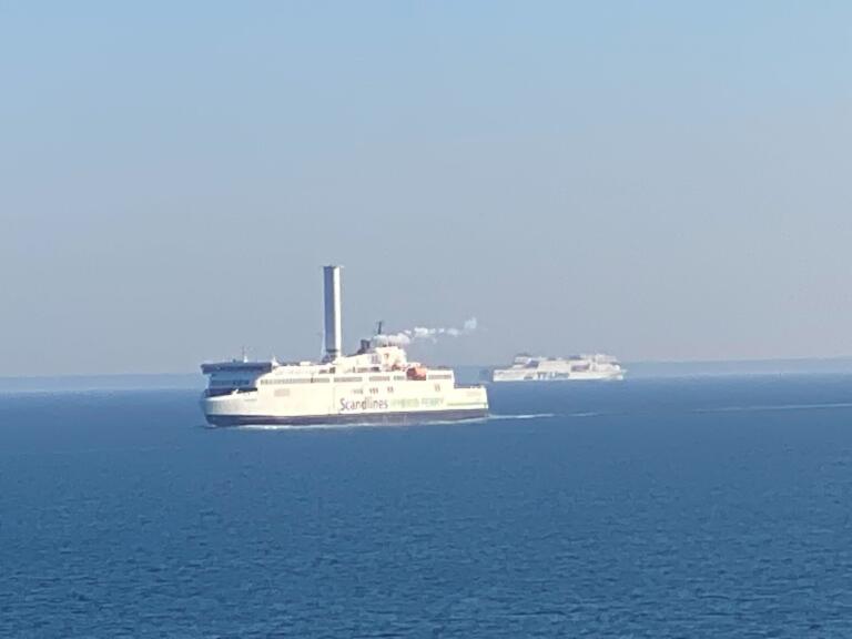 Hybride Scandlines-veerboot met rotorzeil en een schip van TT-Line op de Oostzee