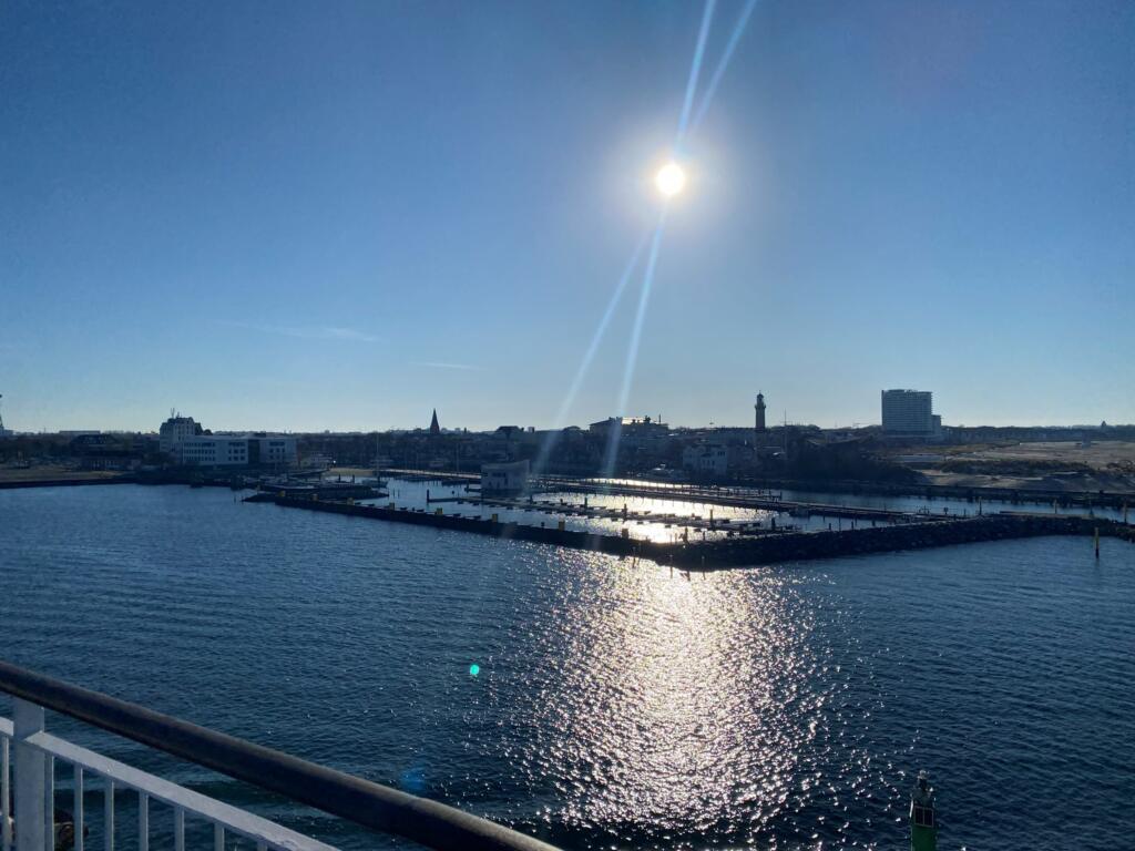 Haven, vuurtoren en hoteltoren van Warnemünde gezien vanaf de veerboot