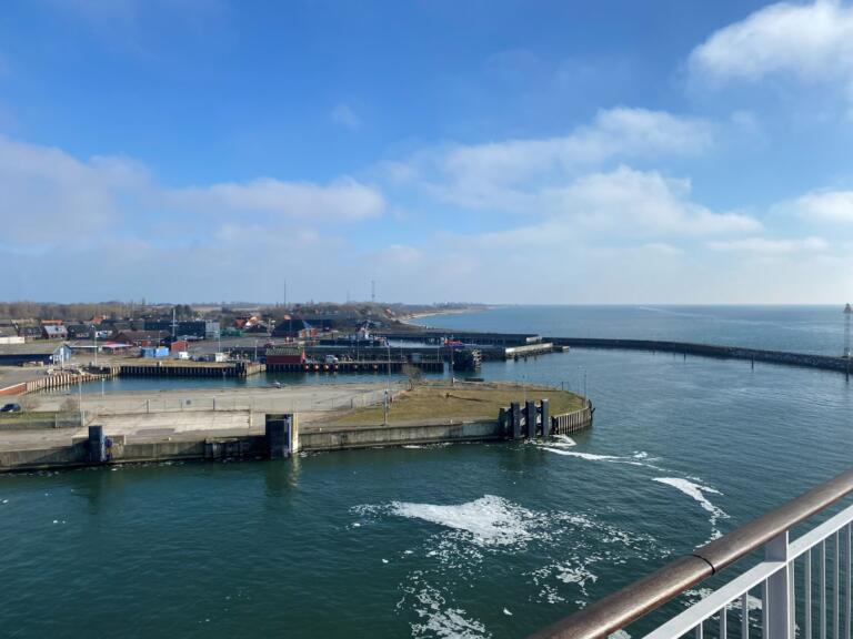 Havenbekkens van Gedser en de kust van Falster, gezien vanaf het dek van de veerboot