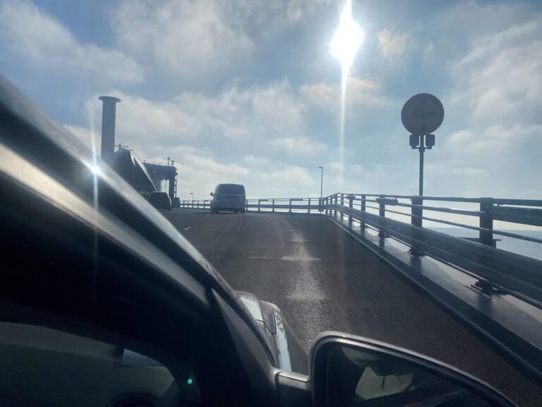 Oprit naar de veerboot in Gedser met een bord voor een maximale hoogte van 4,2 meter