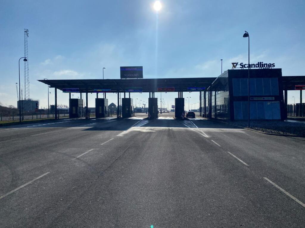 Incheckstroken van Scandlines in Gedser onder het bord Welcome to Scandlines