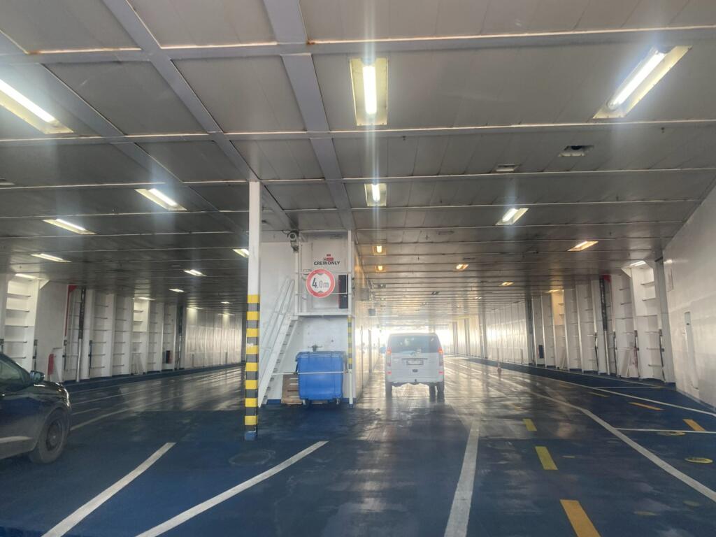 Breed autodek van de Scandlines-veerboot Berlin met blauwe rijstroken, ruim genoeg voor campers en caravans