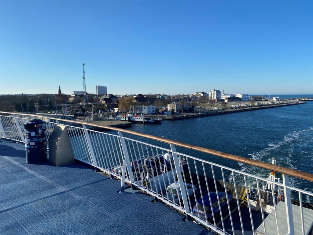 Warnemünde met kerktoren, vuurtoren en hoteltoren, gezien vanaf het achterdek van de veerboot naar Gedser