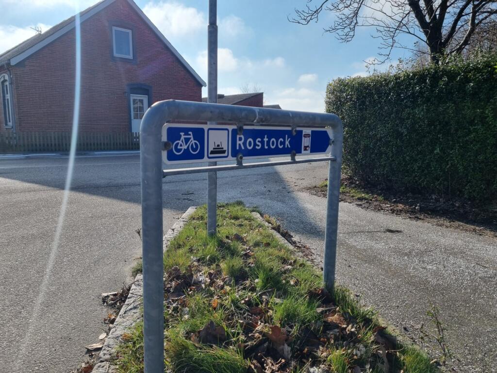Niebieski znak trasy rowerowej w Gedser wskazujący prom do Rostocku