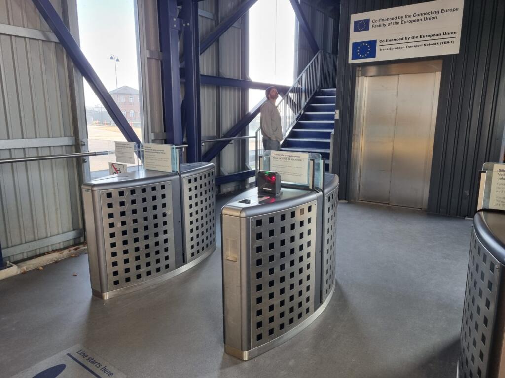 Bramki dla pieszych ze schodami i windą na trap w Gedser