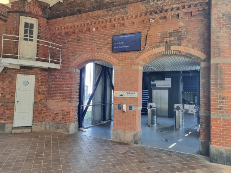 Tablica najbliższych rejsów nad bramkami do nabrzeża 2 w Gedser