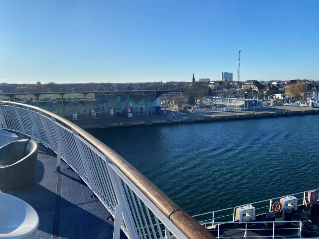 Szklany terminal Rostock Port na nabrzeżu w Warnemünde widziany z pokładu promu
