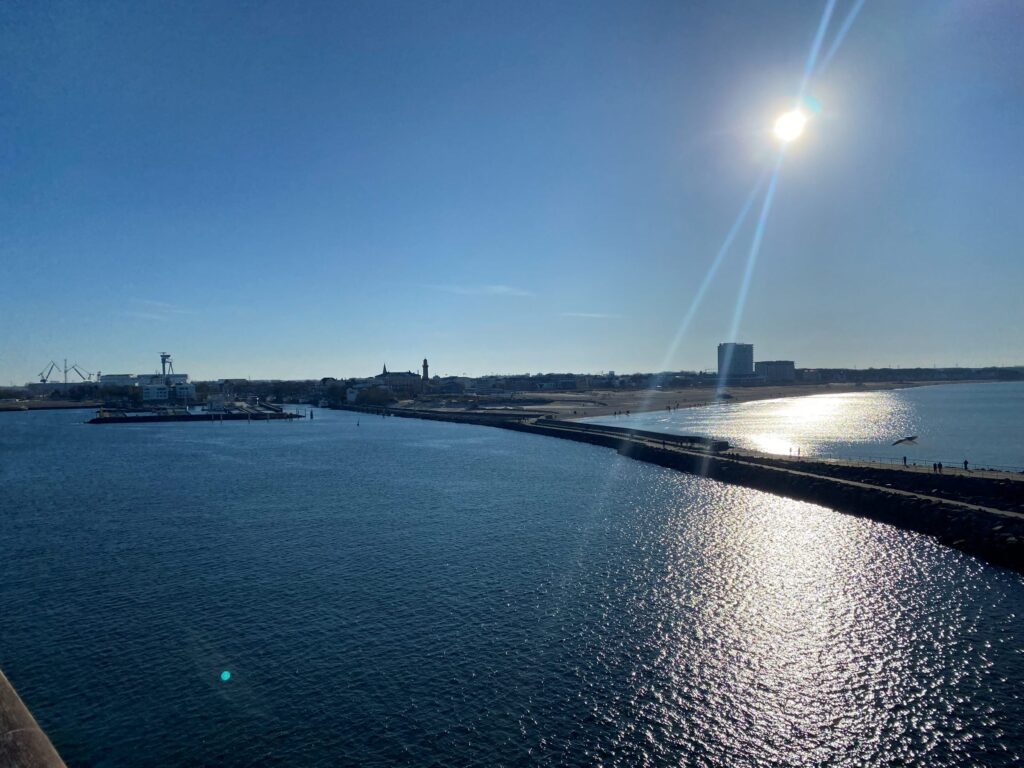 Wejście do portu Warnemünde z falochronem i plażą podczas przypłynięcia promu