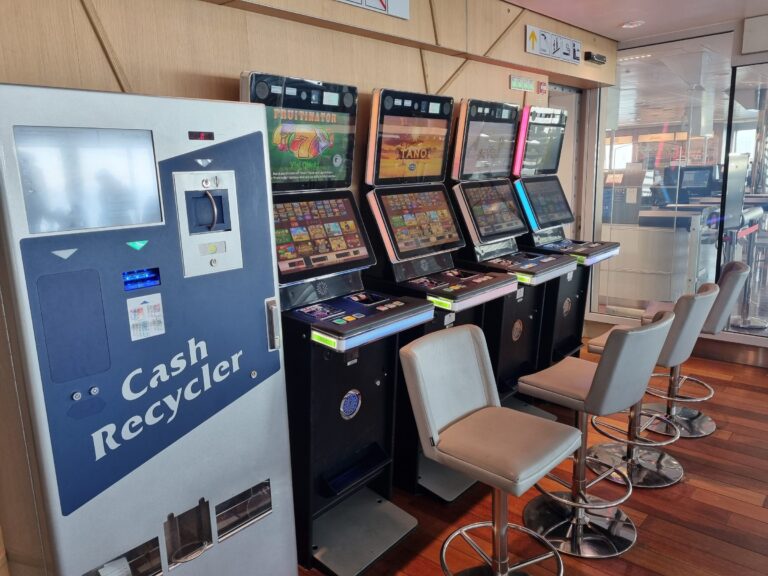 Spelautomater i ett eget område ombord på färjan
