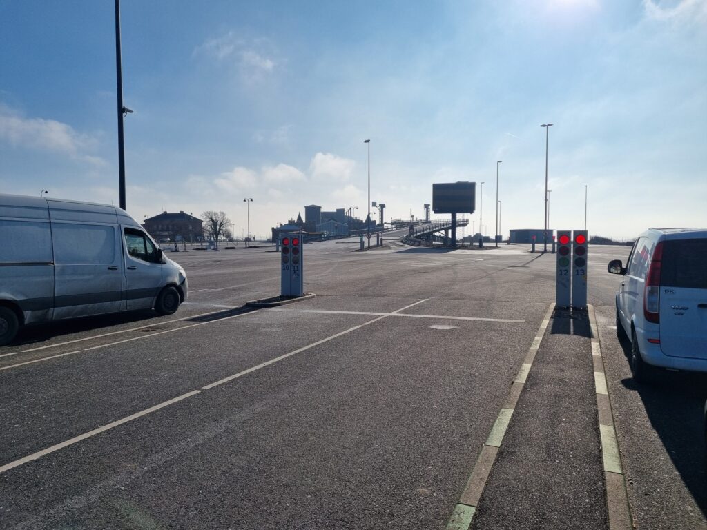 Väntfiler för bilar med trafikljus i Gedsers färjehamn