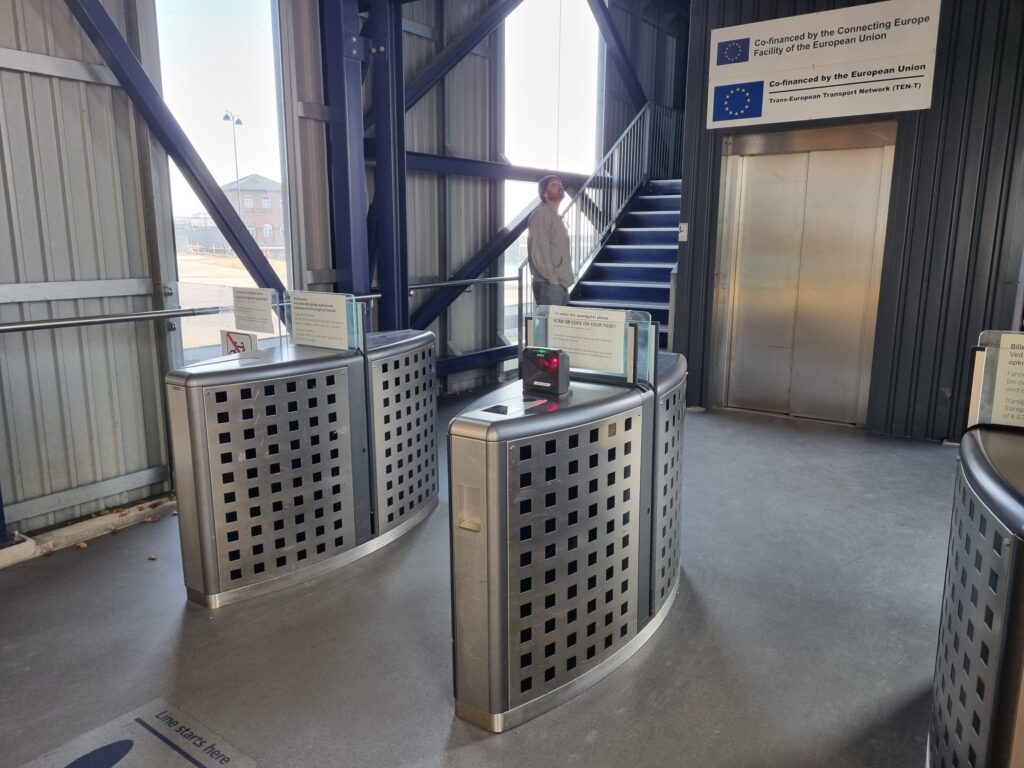 Spärrar för gående med trappa och hiss upp till landgången i Gedser