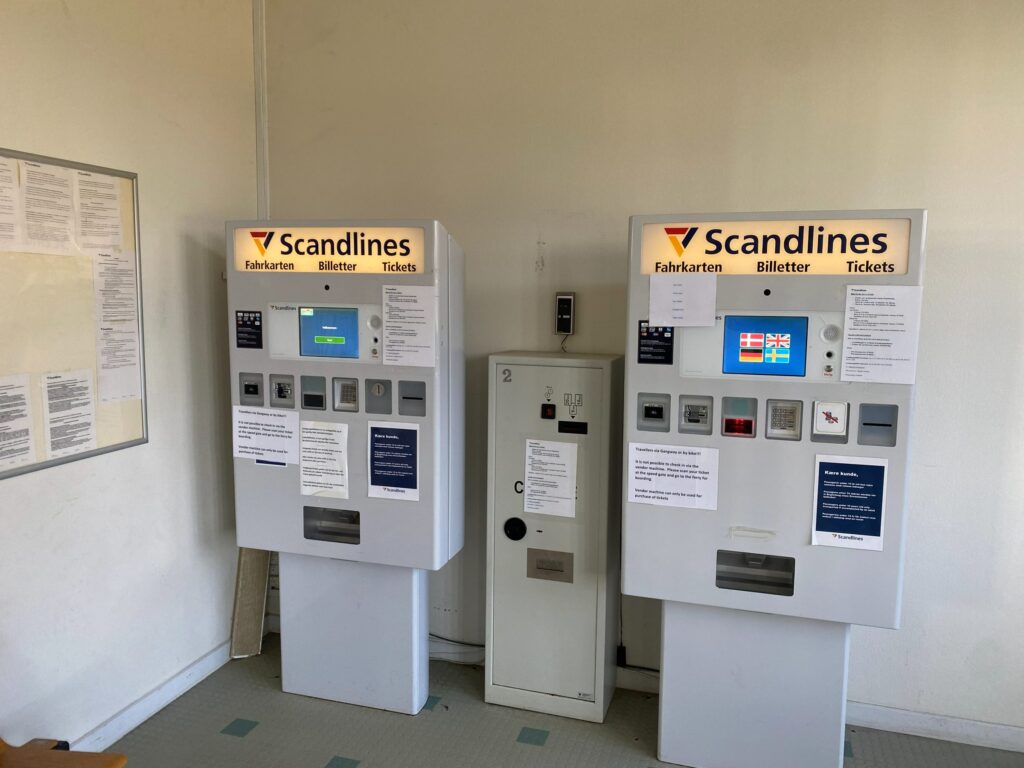 Scandlines biljettautomater för gående i terminalen i Gedser