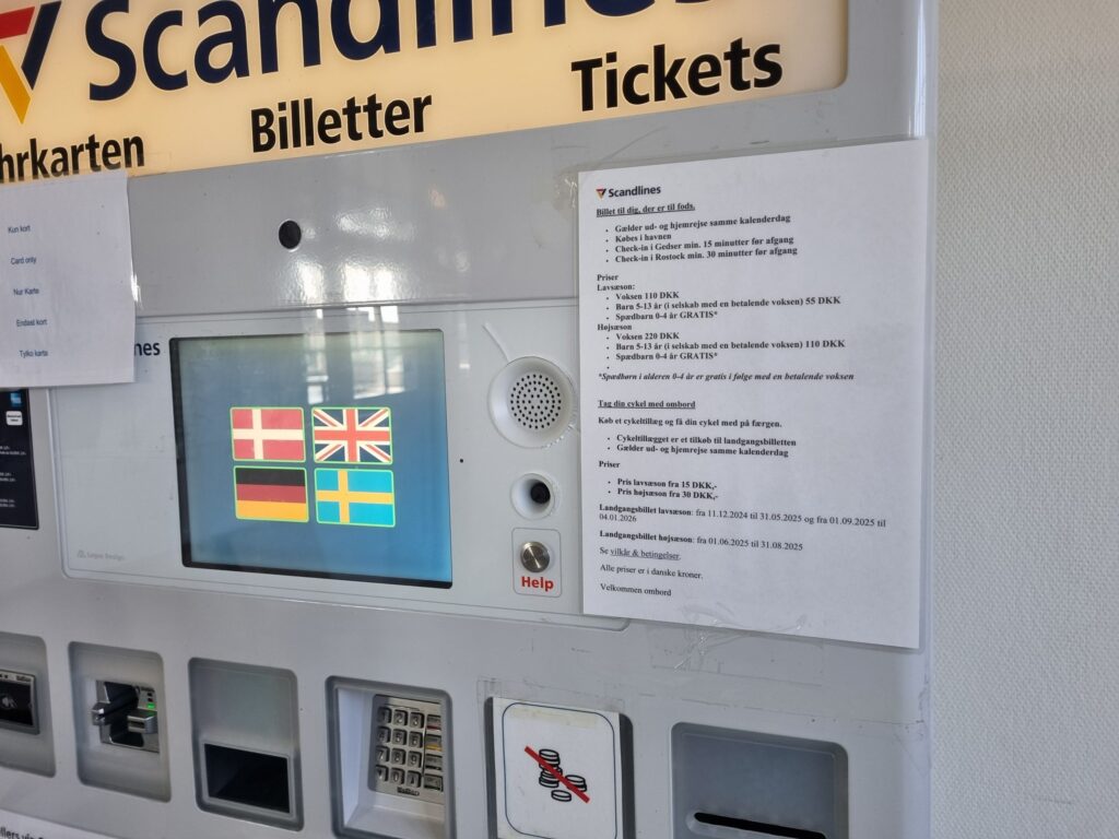 Anslag med priser för gående på biljettautomaten i Gedser