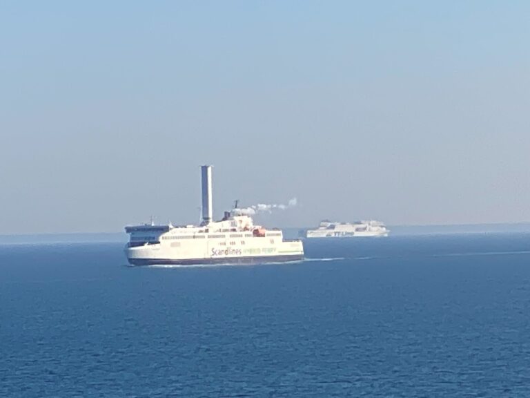 Scandlines hybridfärja med rotorsegel och ett TT-Line-fartyg på Östersjön