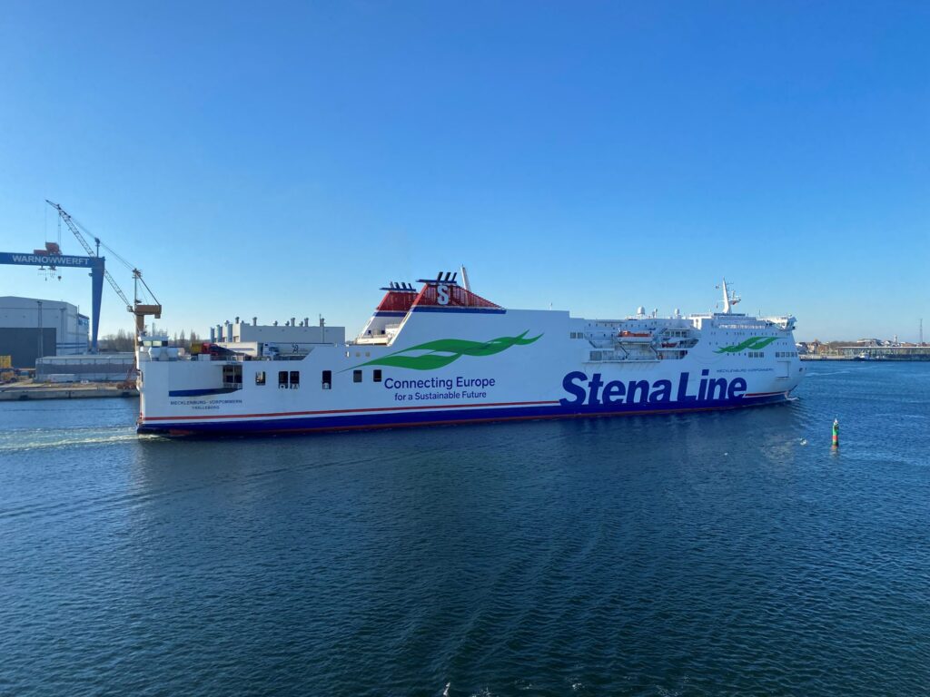 En Stena Line-färja mot Trelleborg passerar Warnow-varvet i Rostock